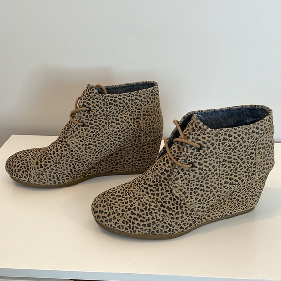 Tom’s Desert Wedge Cheetah Suede Printed New with box - Picture 3 of 7